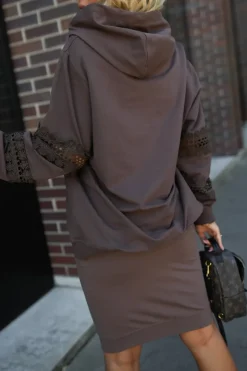 BLUZA BAWEŁNIANA O LUŹNIEJSZYM KROJU Z WSTAWKAMI Z KORONKI NA RĘKAWACH CZEKOLADOWA