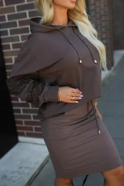 BLUZA BAWEŁNIANA O LUŹNIEJSZYM KROJU Z WSTAWKAMI Z KORONKI NA RĘKAWACH CZEKOLADOWA