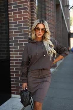 BLUZA BAWEŁNIANA O LUŹNIEJSZYM KROJU Z WSTAWKAMI Z KORONKI NA RĘKAWACH CZEKOLADOWA