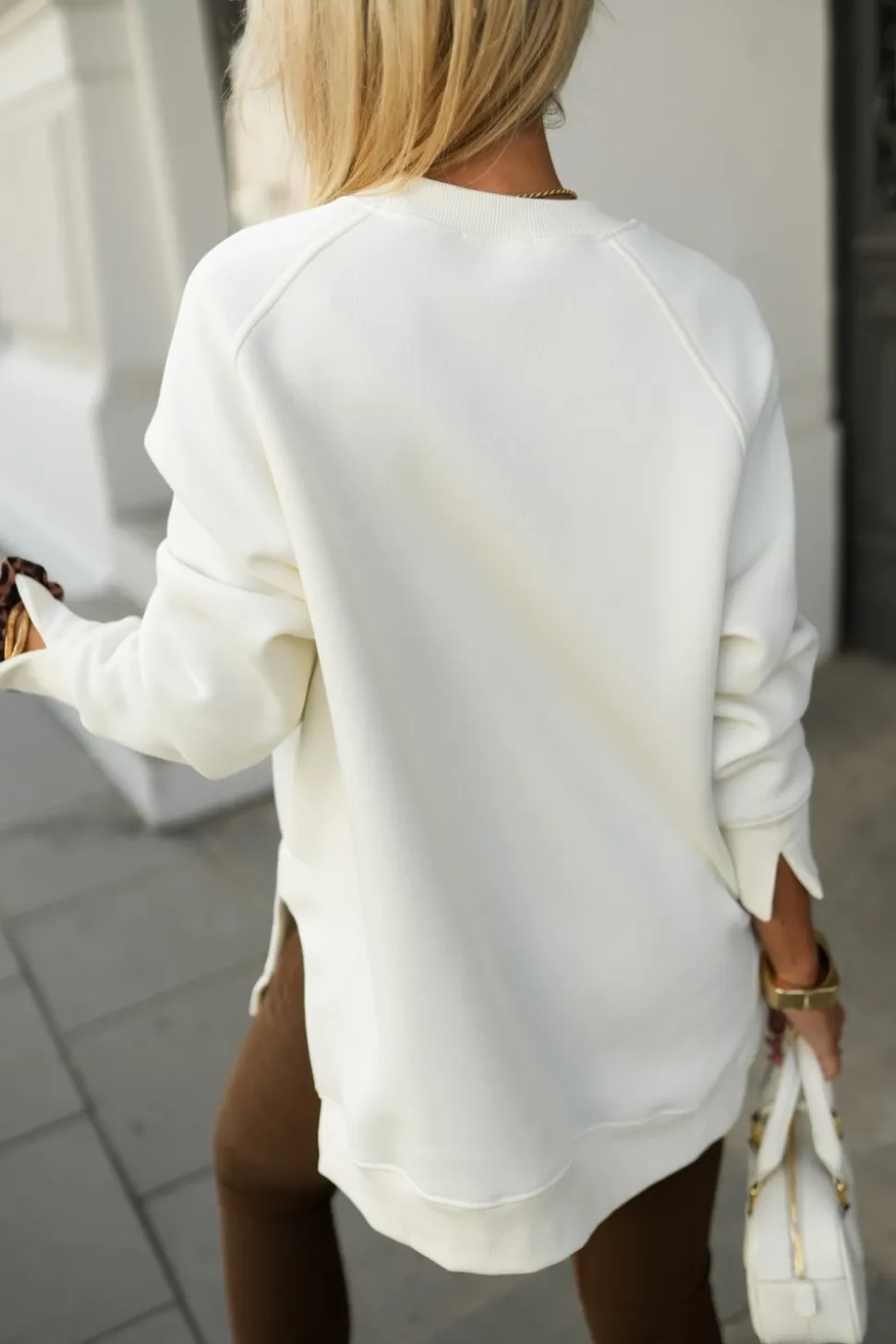 BLUZA BAWEŁNIANA OVERISZE OCIEPLANA Z NAPISEM CHOCOLATE ECRU