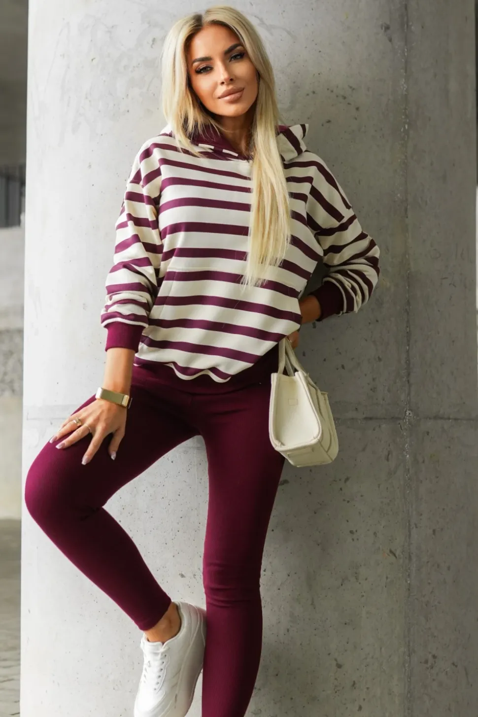 BLUZA BAWEŁNIANA Z KAPTUREM W PASY BURGUNDOWO-BEŻOWE