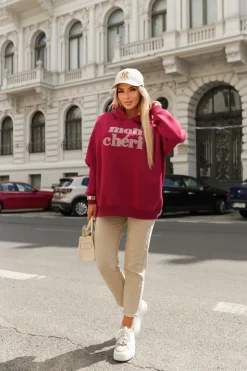 BLUZA BAWEŁNIANA Z KAPTUREM OCIEPLANA Z BARANKOWYM NAPISEM MON CHERI WIŚNIOWA