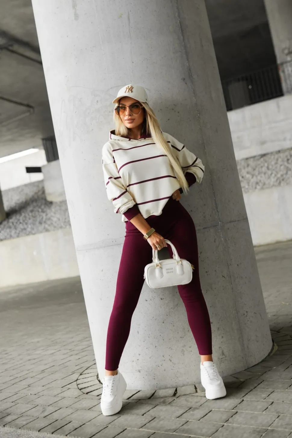 BLUZA BAWEŁNIANA Z KAPTUREM W PASKI BEŻOWO-BURGUNDOWE