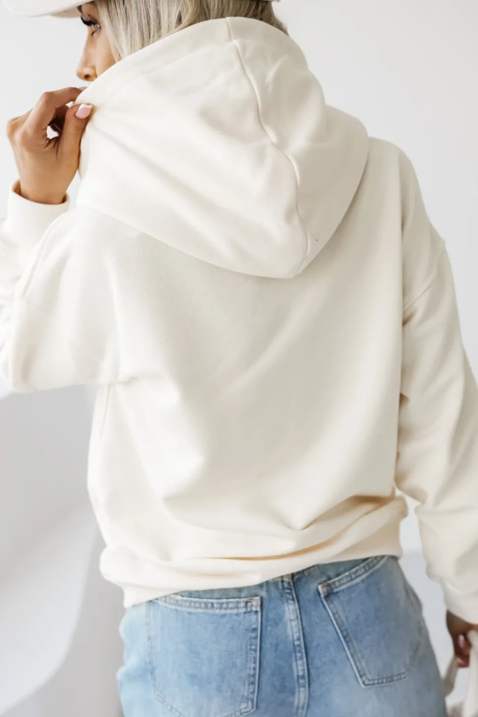 BLUZA BAWEŁNIANA Z MINIMALISTYCZNYM NAPISEM ECRU