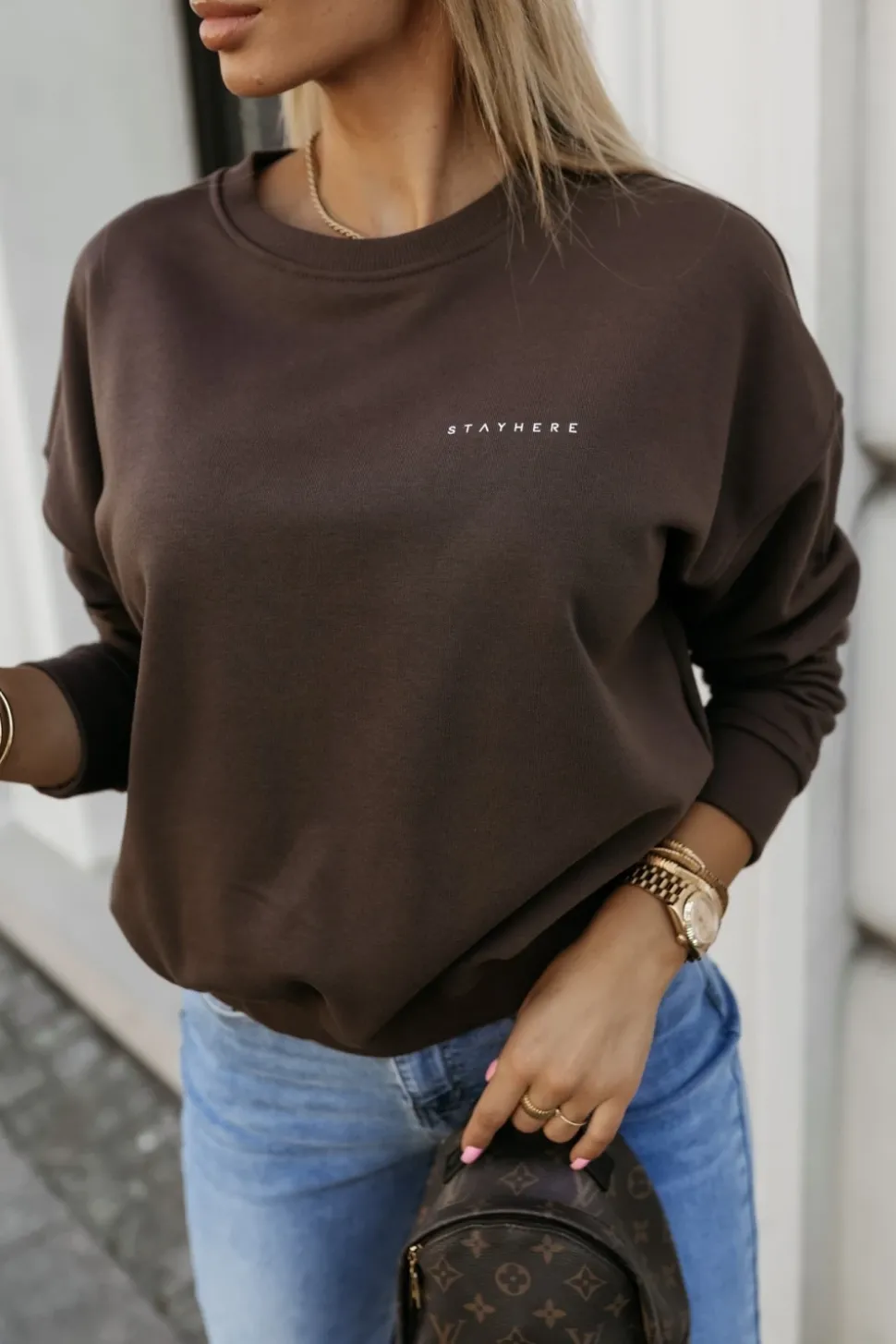 BLUZA BAWEŁNIANA Z OKRĄGŁYM DEKOLTEM Z NAPISEM STAYHERE BRĄZOWA