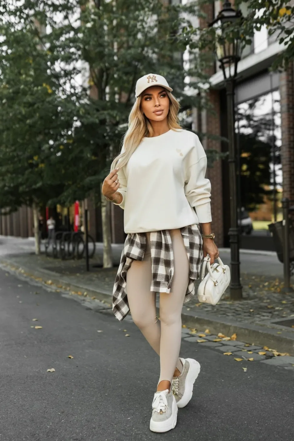 BLUZA DRESOWA BAWEŁNIANA LOVELY Z HAFTOWANYMI SERDUSZKAMI ECRU