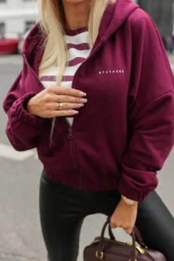 BLUZA DRESOWA BAWEŁNIANA Z KAPTUREM Z MINIMALISTYCZNYM NAPISEM BURGUNDOWA