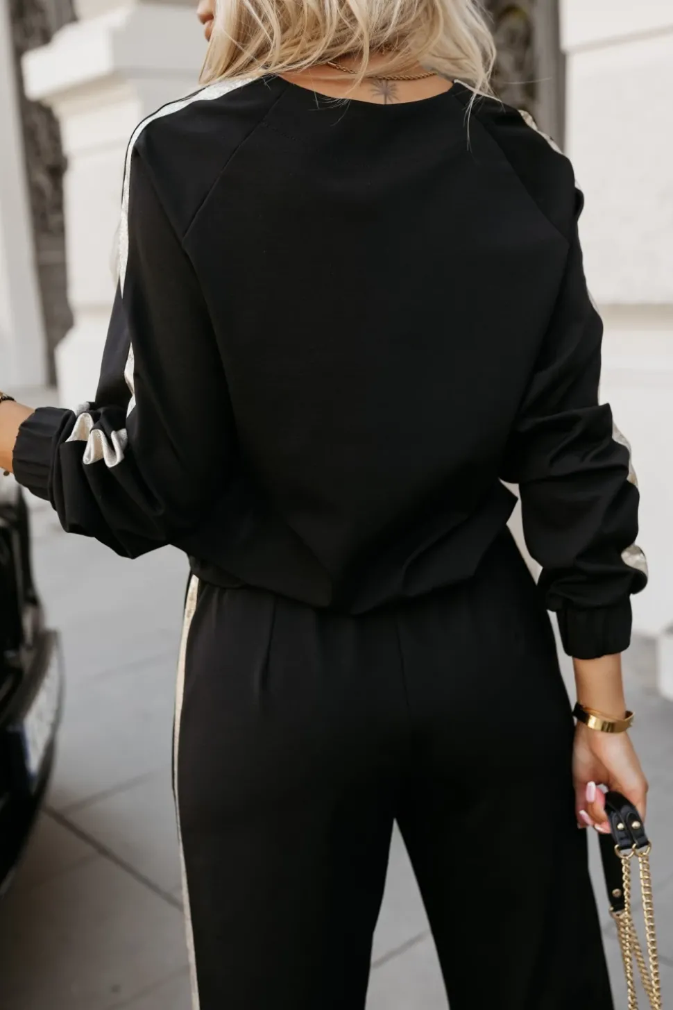 BLUZA DRESOWA HANA ZE ZŁOTYM LAMPASEM CZARNA