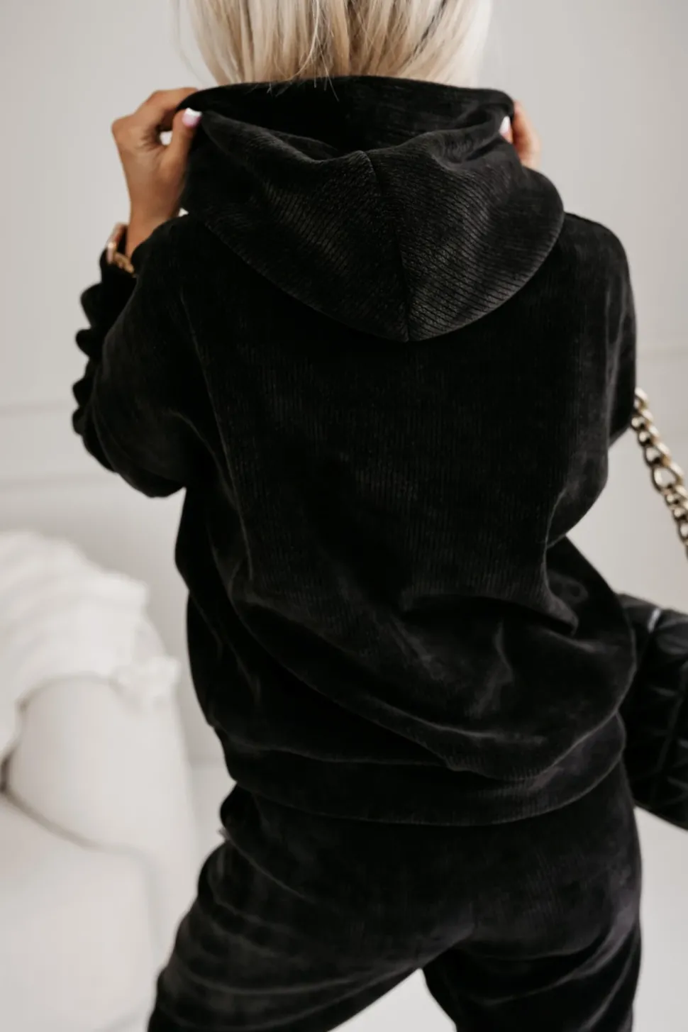 BLUZA DRESOWA JIMMY O WARKOCZOWYM SPLOCIE Z KAPTUREM CZARNA