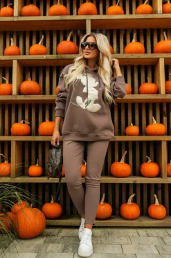 BLUZA DRESOWA OCIEPLANA Z KAPTUREM ZE ZŁOTĄ APLIKACJĄ MICKY CZEKOLADOWA