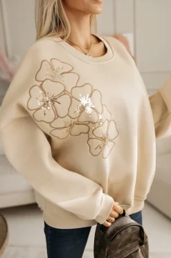 BLUZA DRESOWA OCIEPLANA Z HAFTOWANYMI KWIATAMI NA RAMIENIU BEŻOWA