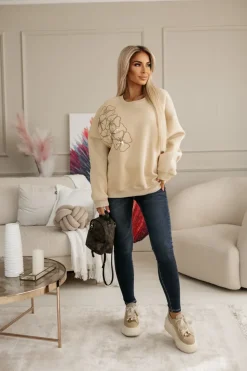 BLUZA DRESOWA OCIEPLANA Z HAFTOWANYMI KWIATAMI NA RAMIENIU BEŻOWA