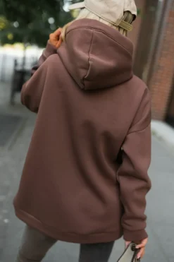 BLUZA DRESOWA Z KAPTUREM OCIEPLANA Z KOLOROWYMI TROCZKAMI BRĄZOWA