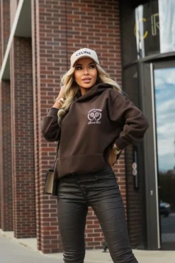 BLUZA DRESOWA Z KAPTUREM Z HAFTOWANYM NAPISEM CALIFORNIA TENNIS CLUB CZEKOLADOWA