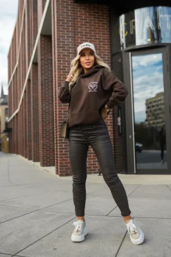 BLUZA DRESOWA Z KAPTUREM Z HAFTOWANYM NAPISEM CALIFORNIA TENNIS CLUB CZEKOLADOWA