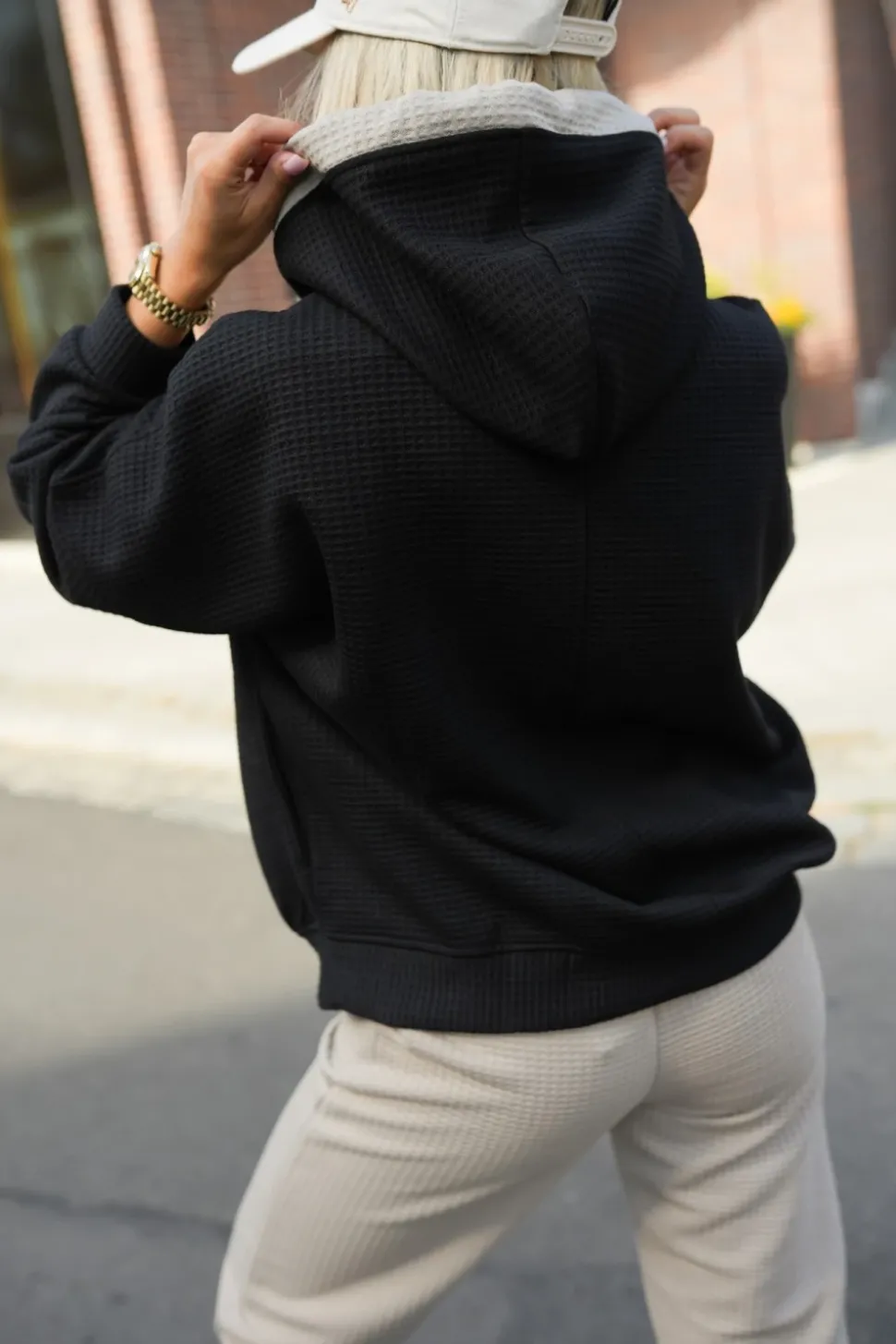 BLUZA DRESOWA Z KAPTUREM WAFFLE Z HAFTEM CZARNA