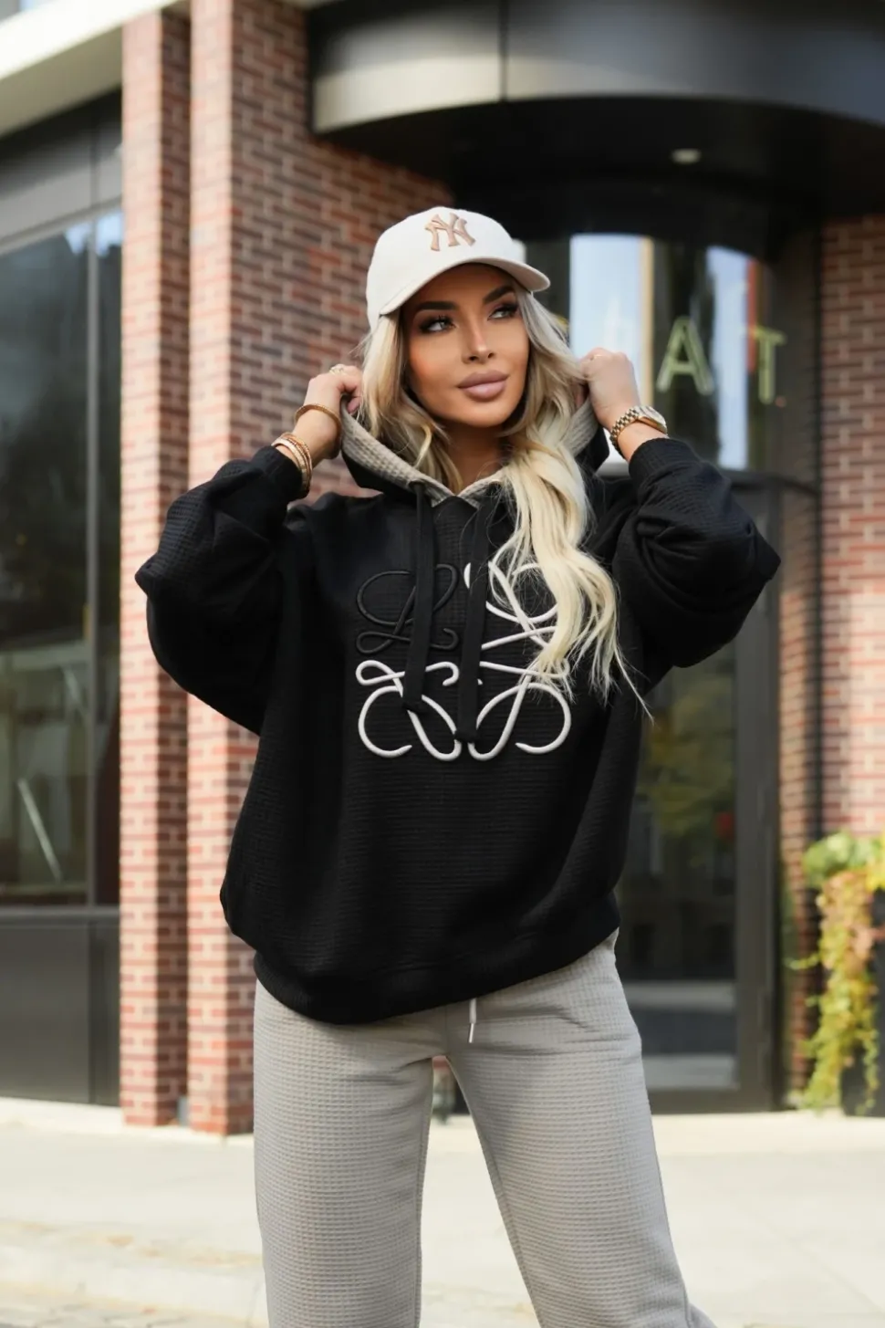 BLUZA DRESOWA Z KAPTUREM WAFFLE Z HAFTEM CZARNA