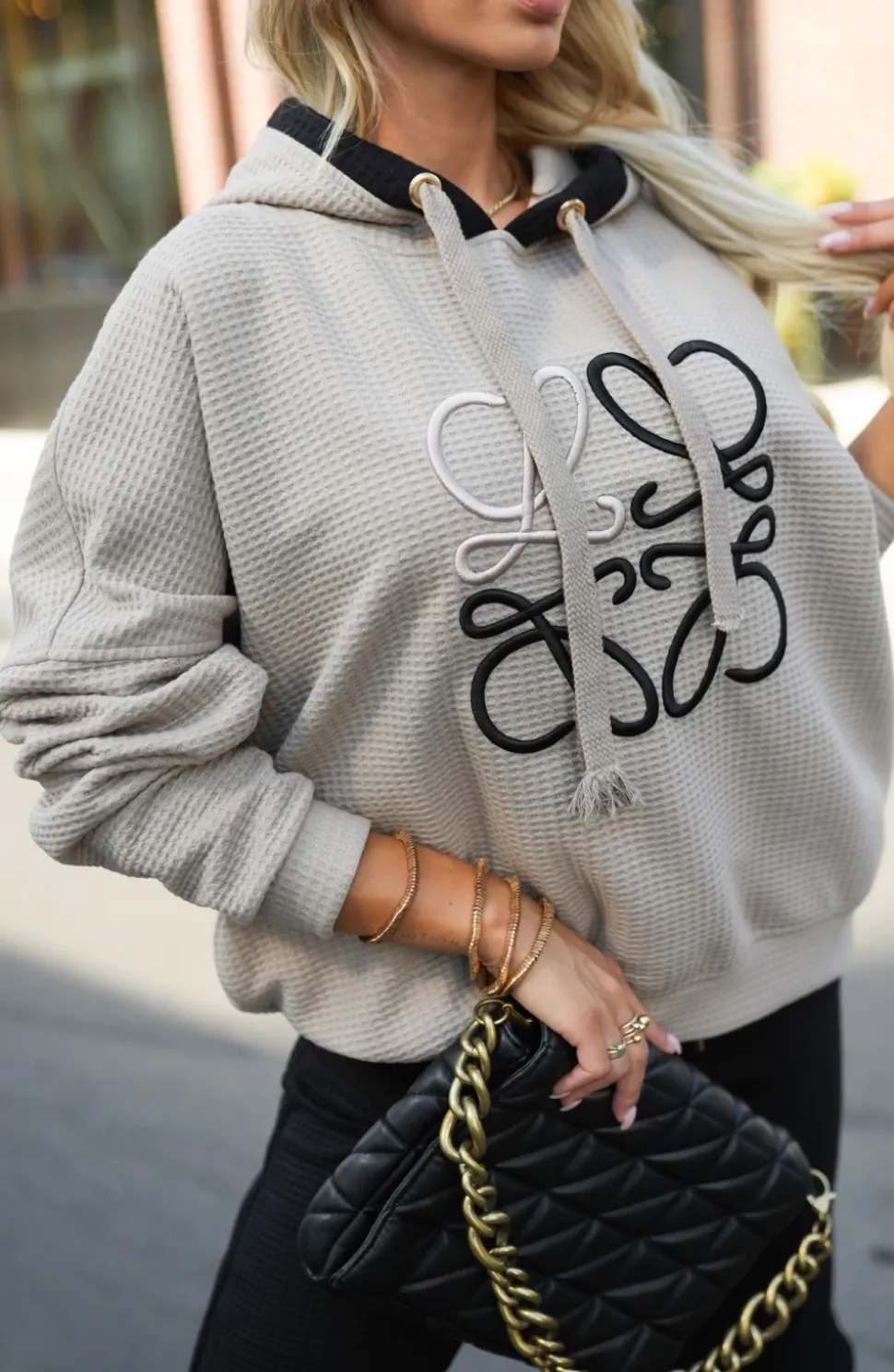 BLUZA DRESOWA Z KAPTUREM WAFFLE Z HAFTEM BEŻOWA