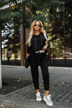 BLUZA DRESOWA Z WISKOZY RICKY Z KAPTUREM ZE ZŁOTYMI TROCZKAMI CZARNA