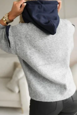 BLUZA SWETERKOWA SARA Z KAPTUREM SZARO-GRANATOWA