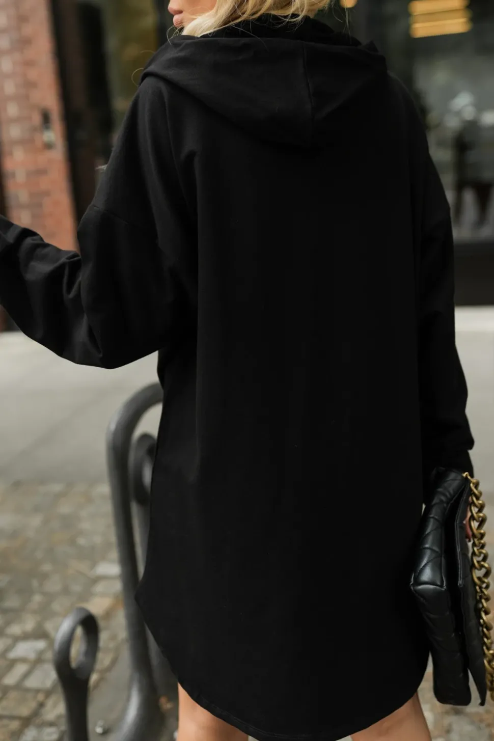 BLUZA Z KAPTUREM KATE O KROJU PARKI CZARNA