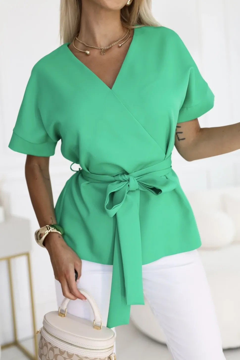 BLUZKA ALICE Z KRÓTKIM RĘKAWEM Z KOPERTOWYM DEKOLTEM ZIELONA