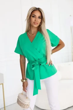 BLUZKA ALICE Z KRÓTKIM RĘKAWEM Z KOPERTOWYM DEKOLTEM ZIELONA
