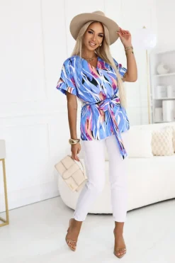 BLUZKA ALICE Z KRÓTKIM RĘKAWEM Z KOPERTOWYM DEKOLTEM NIEBIESKO-BIAŁA