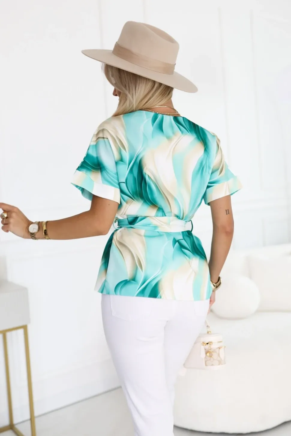 BLUZKA ALICE Z KRÓTKIM RĘKAWEM Z KOPERTOWYM DEKOLTEM ZIELONO-BEŻOWA