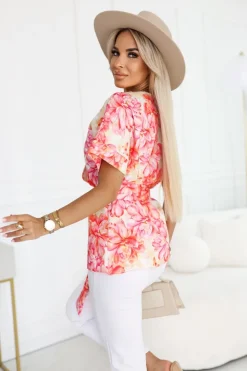 BLUZKA ALICE Z KRÓTKIM RĘKAWEM Z KOPERTOWYM DEKOLTEM ŻÓŁTO-POMARAŃCZOWA W KWIATY