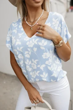 BLUZKA AMORE Z DEKOLTEM W SEREK BŁĘKITNO-BIAŁA W KWIATY