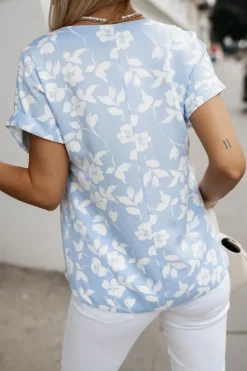 BLUZKA AMORE Z DEKOLTEM W SEREK BŁĘKITNO-BIAŁA W KWIATY