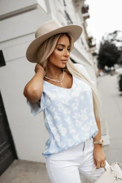 BLUZKA AMORE Z DEKOLTEM W SEREK BŁĘKITNO-BIAŁA W KWIATY