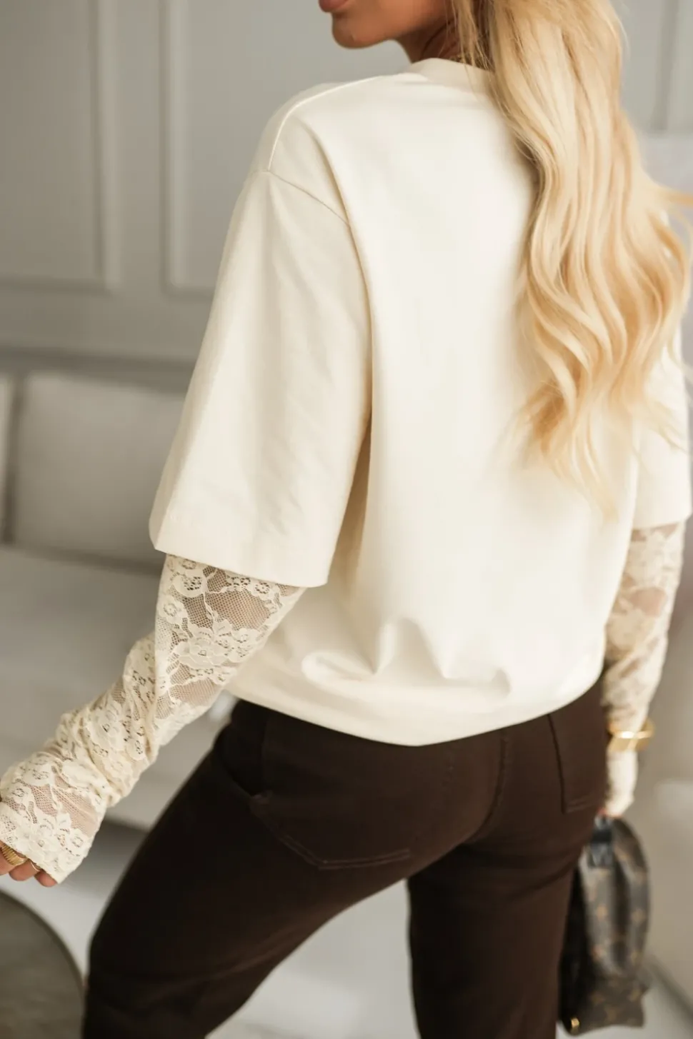 BLUZKA BASIC BAWEŁNIANA Z KORONKOWYMI RĘKAWAMI KOKOSOWA