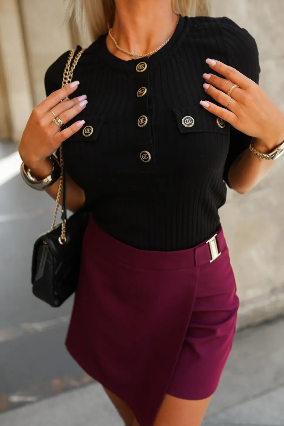 BLUZKA BASIC CHERYL Z PRĄŻKOWANEGO MATERIAŁU CZARNA