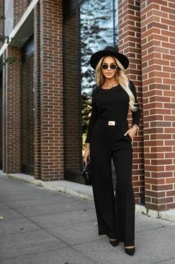 BLUZKA BASIC Z PRĄŻKOWANEGO MATERIAŁU ZDOBIONA KWIATAMI CZARNA