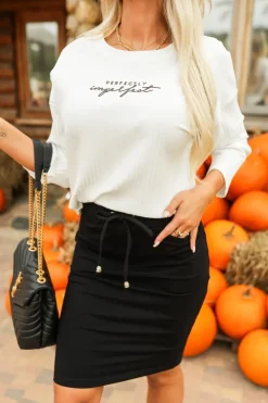 BLUZKA BASIC Z PRĄŻKOWANEGO MATERIAŁU Z MINIMALISTYCZNYM NAPISEM BIAŁA