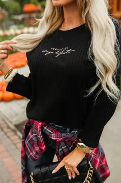 BLUZKA BASIC Z PRĄŻKOWANEGO MATERIAŁU Z MINIMALISTYCZNYM NAPISEM CZARNA