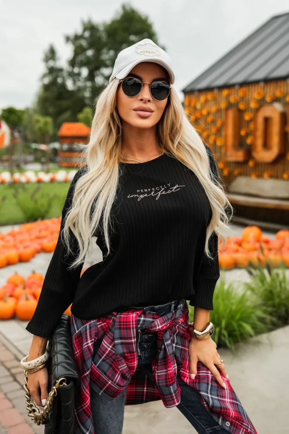 BLUZKA BASIC Z PRĄŻKOWANEGO MATERIAŁU Z MINIMALISTYCZNYM NAPISEM CZARNA