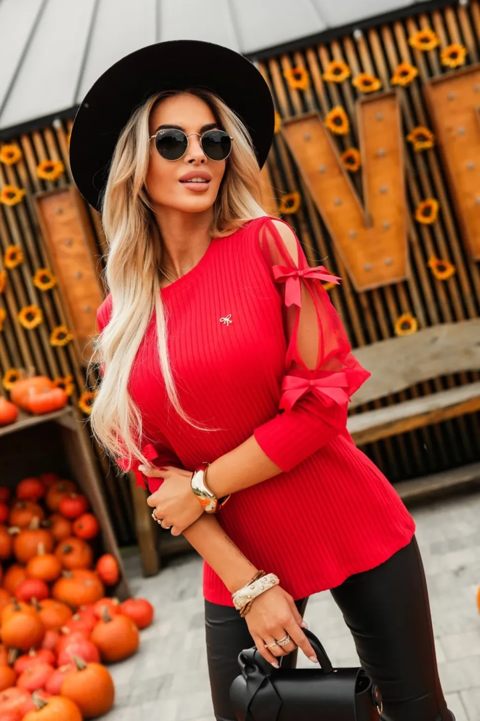 BLUZKA BASIC Z PRĄŻKWOWANEGO MATERIAŁU Z KOKARDKAMI NA RĘKAWACH CZERWONA