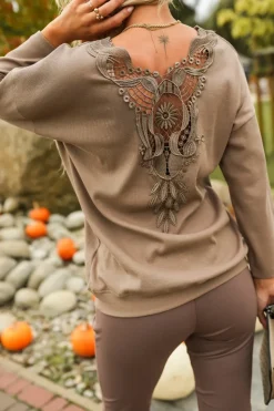 BLUZKA BAWEŁNIANA SISI Z PRĄŻKOWANEGO MATERIAŁU Z KORONKĄ NA PLECACH BRĄZOWA