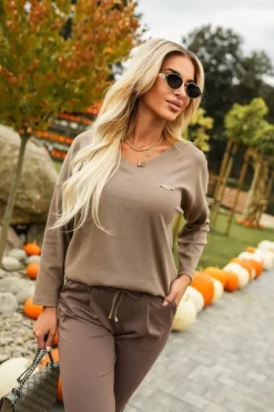 BLUZKA BAWEŁNIANA SISI Z PRĄŻKOWANEGO MATERIAŁU Z KORONKĄ NA PLECACH BRĄZOWA