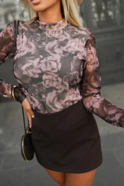 BLUZKA COCO Z PÓŁGOLFEM W KWIATY BEŻOWO-CZARNA