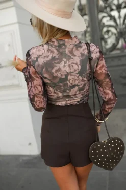 BLUZKA COCO Z PÓŁGOLFEM W KWIATY BEŻOWO-CZARNA