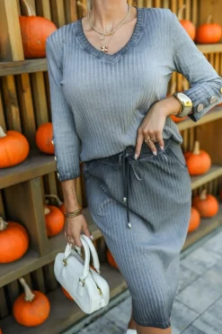 BLUZKA DEKATYZOWANA VENUS Z PRĄŻKOWANEGO MATERIAŁU Z DEKOLTEM W SEREK SZARA