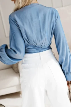 BLUZKA DIAMOND Z KOPERTOWYM DEKOLTEM NIEBIESKI JEANS