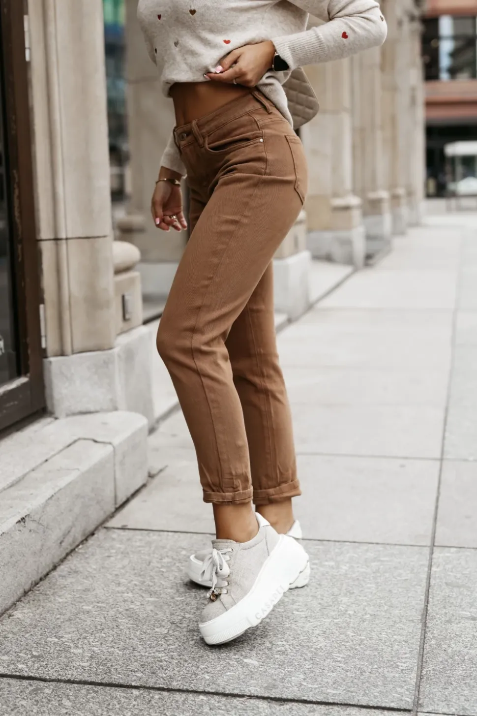 SPODNIE JEANSOWE MOM FIT Z WYSOKIM STANEM Z PASKIEM W KOMPLECIE KARMELOWE