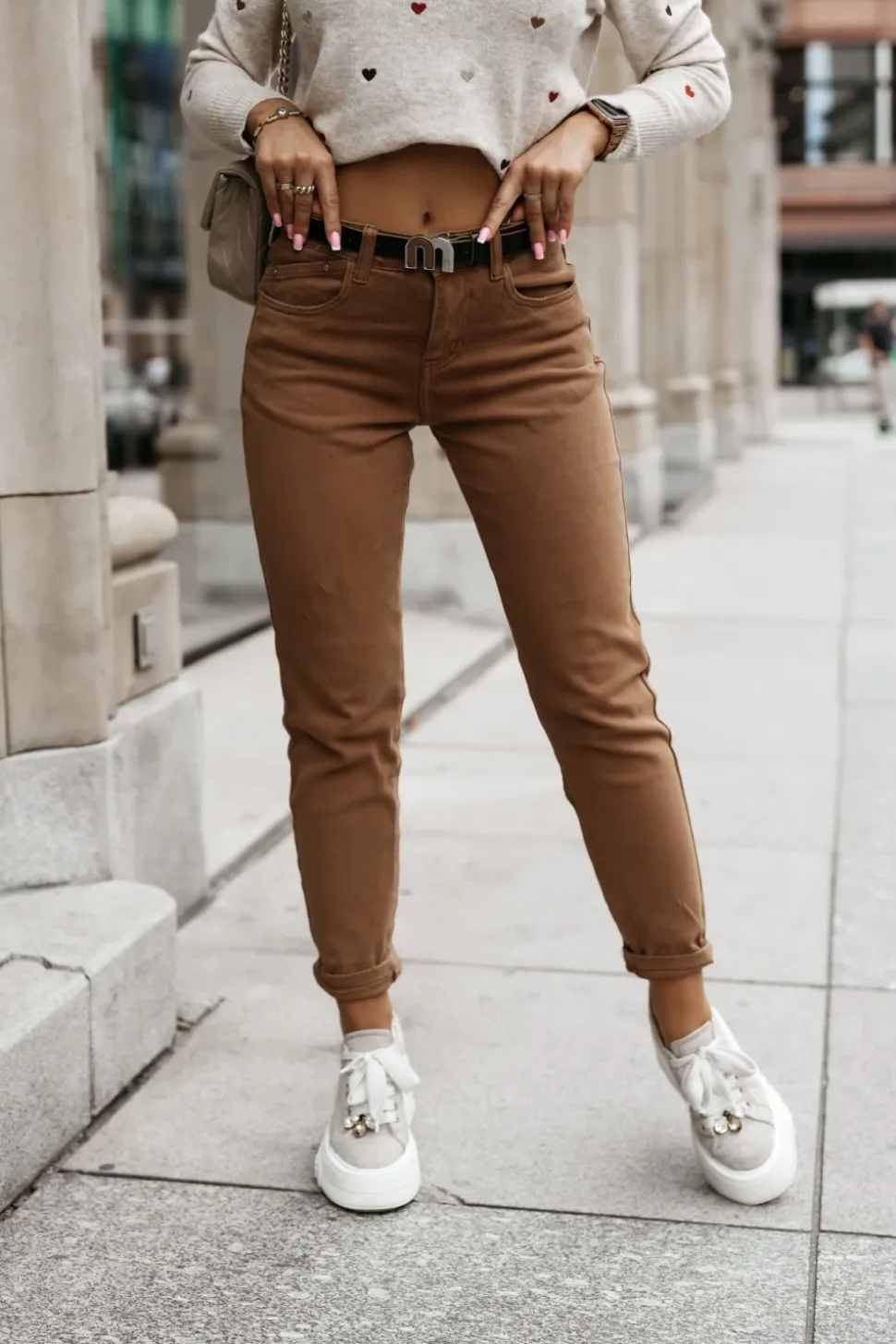 SPODNIE JEANSOWE MOM FIT Z WYSOKIM STANEM Z PASKIEM W KOMPLECIE KARMELOWE