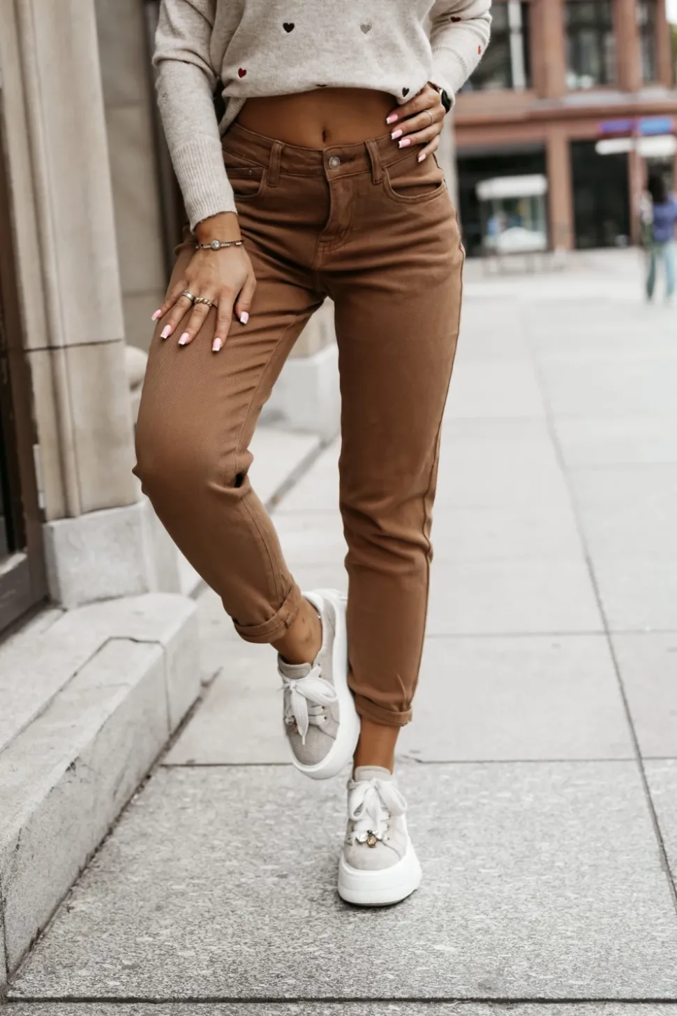 SPODNIE JEANSOWE MOM FIT Z WYSOKIM STANEM Z PASKIEM W KOMPLECIE KARMELOWE