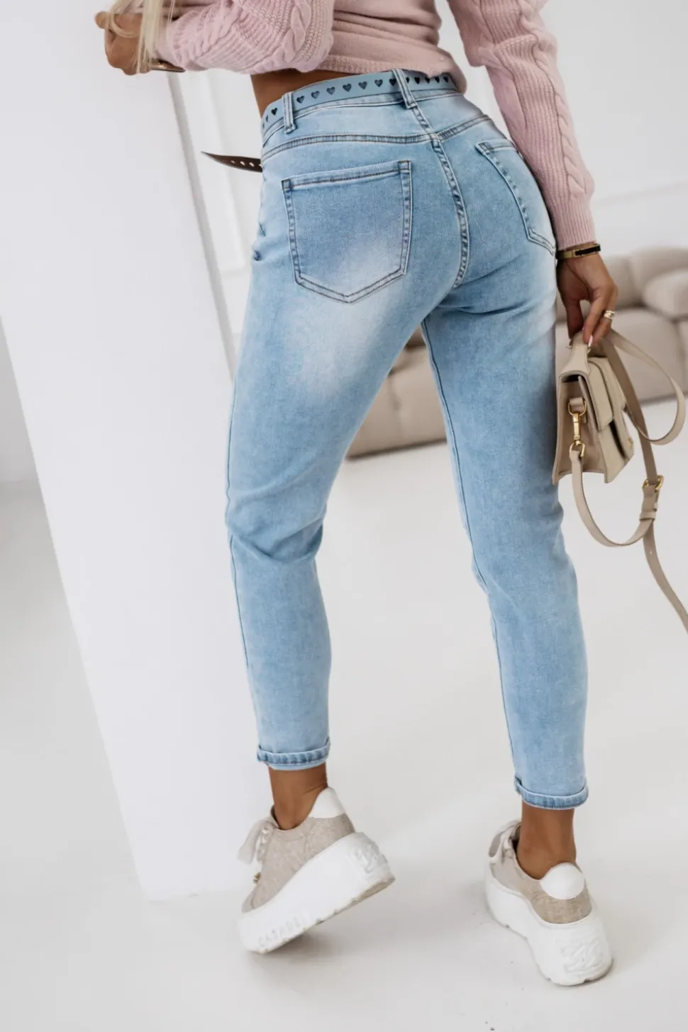 SPODNIE JEANSOWE TYPU BOYFRIEND Z PASKIEM W KOMPLECIE BŁĘKITNY JEANS